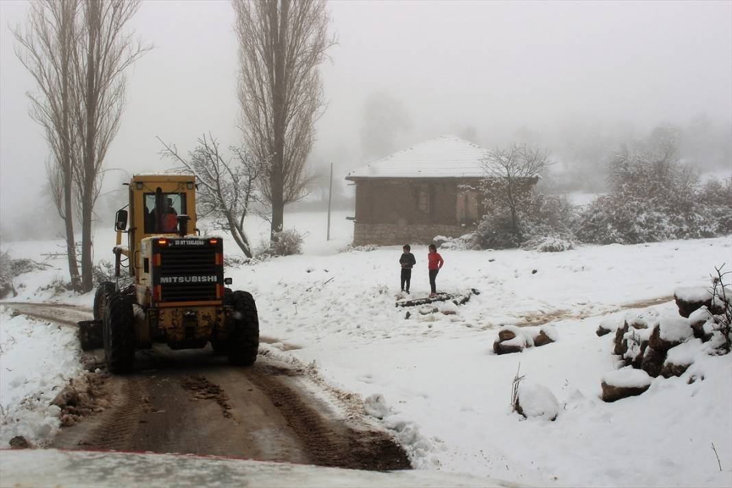 Bir ilimizde sağanak sonrası başlayan kar etkisini sürdürüyor 5
